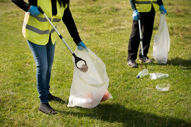 2 Person removing the waste
