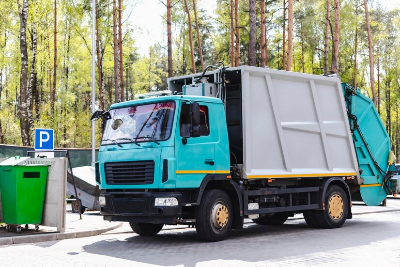 garbage-truck-picks-up-garbage-residential-area-loading-mussar-containers-into-car-separate-collection-disposal-garbage-garbage-collection-vehicle_331695-4793